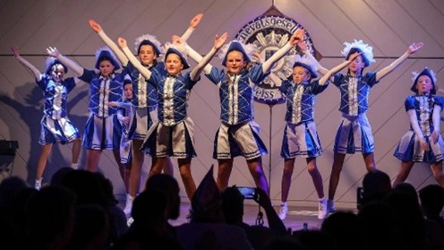 Juniorengarde der KG Blau Weiss bei einem Auftritt